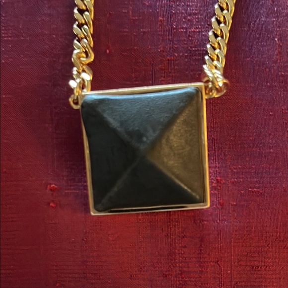 Elegant Gold and Black Necklace - Picture 2 of 3